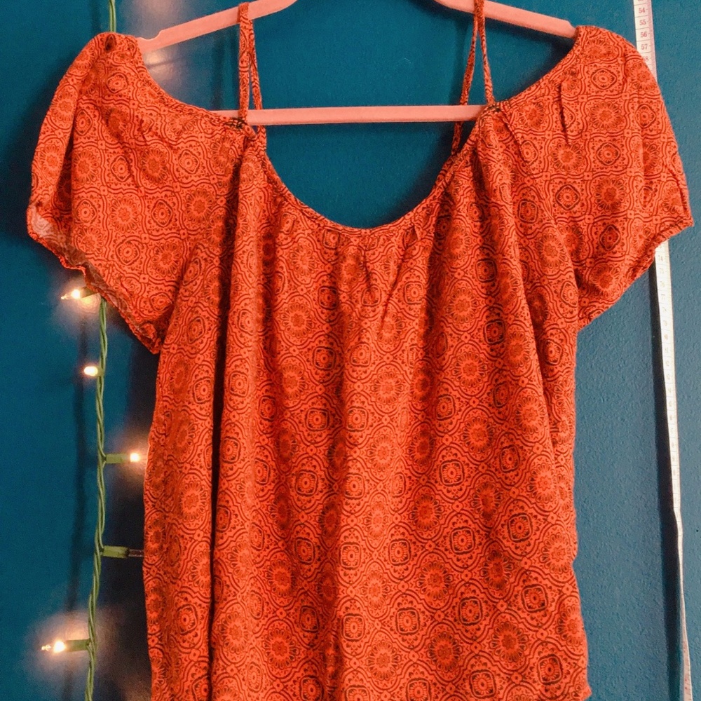 Off-Shulder Greece Patterned Top